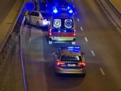 Peugeot uderzył w barierę energochłonną. Na miejscu ratownicy i policjanci