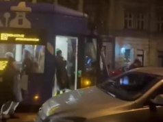 Tramwaj stanął, pasażerowie ruszyli na pomoc. Tak poradzili sobie na Długiej