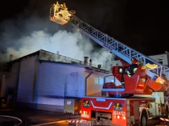 Pożar pomieszczeń magazynowych w Tarnowie. W akcji 10 jednostek Straży Pożarnej