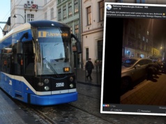 Niezwykła akcja w centrum Krakowa. Wysiedli z tramwaju i zaczęli przesuwać auto