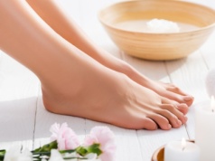 Zimowa pielęgnacja stóp i pięt. Kilka kroków, by były miękkie, gładkie i zdrowe