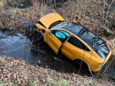 Elektryczny Mustang wylądował w rzece. Auto roztrzaskane, kierowca uciekł