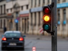 Hamować czy przyspieszać? Wielu kierowców podejmuje złą decyzję