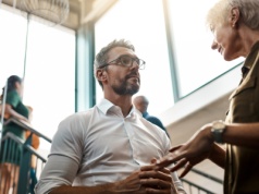 Koniec szeptów na korytarzach. Pracownicy będą mogli rozmawiać o pensjach