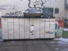 Awaria paczkomatu na Ursynowie. Każą dzwonić na infolinię, by otworzyć skrytkę, ale to nie pomaga