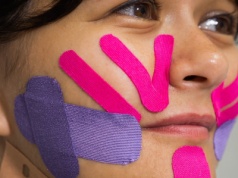 Rodzina się śmiała, póki nie spróbowała. Kinesiotaping działa, sprawdziłam