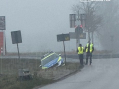 Radiowóz w rowie. “28-letni funkcjonariusz nie dostosował prędkości do warunków panujących na drodze”