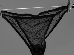 Te koronkowe figi z haftem maskują fałdki i modelują talię jak gorset, ale bez ucisku