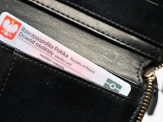 Te osoby muszą wymienić dowód jeszcze w 2025 roku. Ministerstwo Cyfryzacji apeluje do dwóch roczników