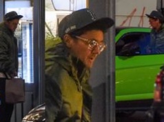 Kuba Wojewódzki pod osłoną nocy pakuje siebie i pierogi do lamborghini. To dla nowej 