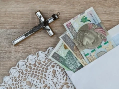 Kolęda 2025/2026. Ile włożyć do koperty? Tyle dają Polacy. Ksiądz mówi o „pudełku”