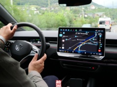 Niezwykle wygodna, ale niebezpieczna funkcja w aucie. Eksperci mówią o zaniku odruchu