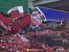 Trasa S7 koło Płońska zablokowana. Setki puszek z piwem na jezdni