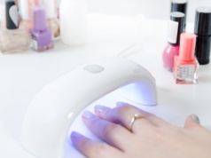 Robiłam hybrydę w domu latami. Ten błąd niszczył mój manicure