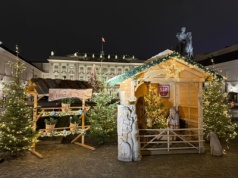 Bożonarodzeniowa szopka z godłem Polski stanęła przed Pałacem Prezydenckim. Ostre komentarze Internautów: 