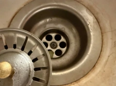 To działa w 10 minut! Wlej pół szklanki, a nawet zatkany odpływ ruszy jak nowy