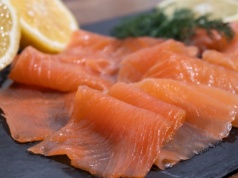 ​Nie śledź, nie karp, a łosoś – w cytrusach marynowany. Rybna propozycja Jurka Sobieniaka