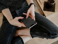 Jedni przerabiają burgery, inni szantażują marki odzieżowe. 