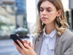 Twój smartfon zdradza więcej, niż myślisz. Te opcje wyłącz od razu po wyjściu domu