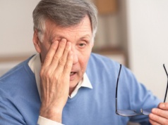 "Mroczki", błyski i cienie przed oczami to objaw. Okulista: tu liczy się czas