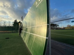 Budowa kortu tenisowego w Białobrzegach. Trwa montaż ścianki treningowej