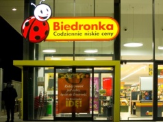 Skandal w Biedronce. Pracownikom obiecano premię za sprzedaż wódki i wina