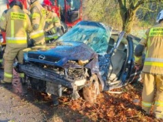 Groźny wypadek o poranku. Samochód roztrzaskał się o drzewo