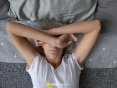 Neurolog ostrzega przed popularnym nawykiem. "Ryzyko demencji i infekcji"