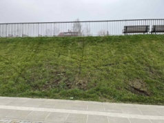 Niszczą alejki i zieleń w na Ursynowie. Elektrycznymi rowerami rozjeżdżają park linearny