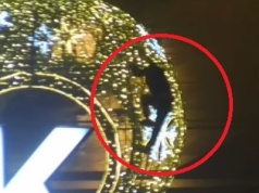 Nocą wspinali się na świąteczne dekoracje. Policja publikuje nagranie