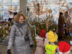 Mieszkańcy tworzą świąteczną atmosferę. Ponad 40 choinek na molo w Sopocie