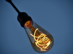 Perowskity przyszłością energetyki. Jak odkrycie sprzed lat zmieniło tę dziedzinę?