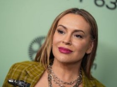 "Uwolniłam się". Alyssa Milano o decyzji usunięcia implantów