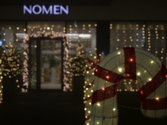 Świąteczna eksplozja światła i aromatów w sercu Nowego Sącza. Kawiarnia Nomen zamieniła się w magiczną fabrykę prezentów