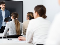 (wrzut) Ruszył program wsparcia na nauczycieli nowego przedmiotu. Obejmie tysiące szkół