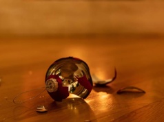 Szkło czy zmieszane? Gdzie wyrzucić rozbite bombki choinkowe?