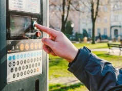 Wciskasz "bułkę" i parkujesz za darmo. Prosty sposób na strefy parkowania