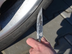 Kręcą się przy bankomatach i parkingach. Oferują pomoc i w kilka sekund zabierają wszystko