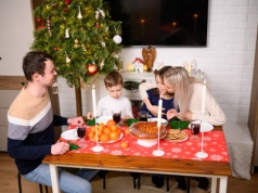 Czego nie dawać dzieciom na wigilijną kolację? "Chodzi o ryzyko zatrucia"