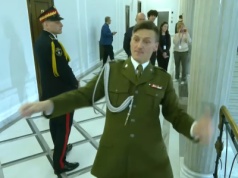 Wideo hitem w sieci. Wojskowy skradł show w Sejmie