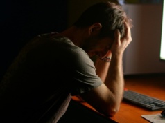 Deweloper był w szoku, gdy odkrył, że gra, którą tworzy, jest już dostępna na Steam, i poprosił o radę. Wtedy skontaktował się z nim autor oryginału