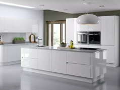 Błyszczące czy matowe: jak wybrać fronty, aby kuchnia wyglądała stylowo i nie brudziła się?