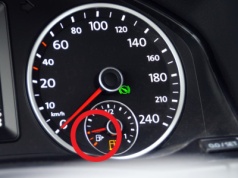 Zauważyłeś ten detal przy wskaźniku paliwa? Producenci nie dodali go przypadkiem