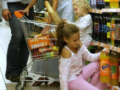 Mniej wizyt, inne koszyki. Dane z małych sklepów pokazują ich pogarszającą się sytuację