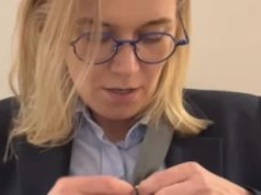 Tani trik za 2 zł. Policjantka zdradza prosty sposób na ochronę torebki