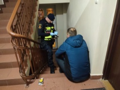 Strażnicy przekazali poszukiwanego policji