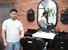 Przez błahy błąd listonosza uwielbiany w Toruniu fryzjer musi opuścić Polskę