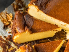 Nigdy nie opada i nie pęka. Przepis na gotowany sernik od Ewy Wachowicz