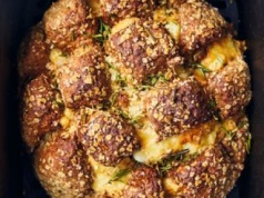 Chleb sodowy z serem i rozmarynem. Wypiek z airfryera lepszy niż z piekarni