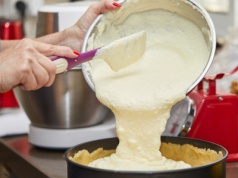 Najlepszy ser do sernika? Zapomnij o twarogu z wiaderka. Ciasto będzie leciutkie i wilgotne